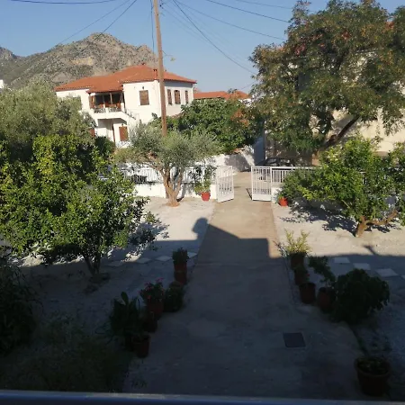 Appartement Sunny Cozy House With Grand Courtyard Leonídion