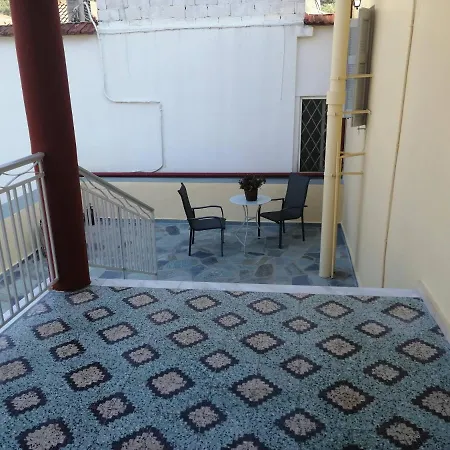 Sunny Cozy House With Grand Courtyard