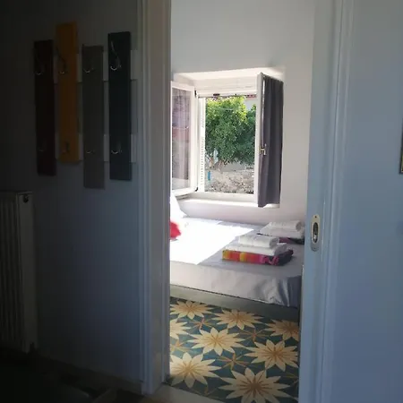 アパート Sunny Cozy House With Grand Courtyard Leonídion