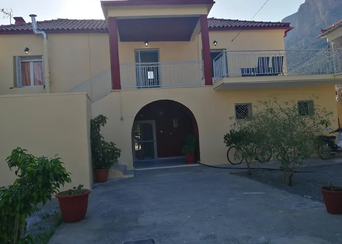 Sunny Cozy House With Grand Courtyard * Leonídion