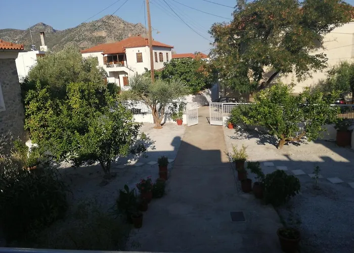 Appartamento Sunny Cozy House With Grand Courtyard Leonídion