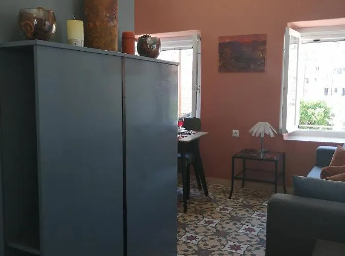 Διαμέρισμα Sunny Cozy House With Grand Courtyard *