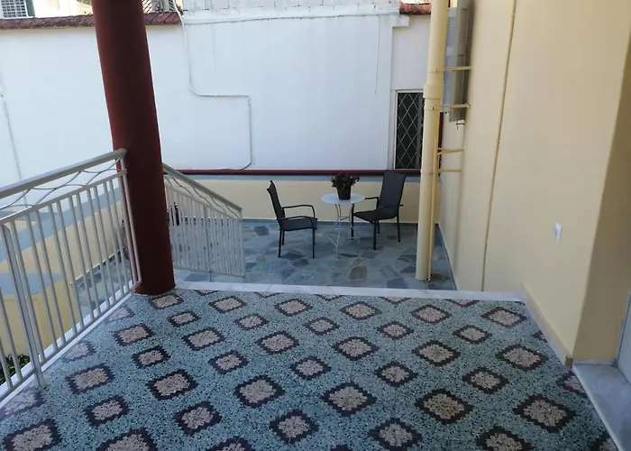 Sunny Cozy House With Grand Courtyard